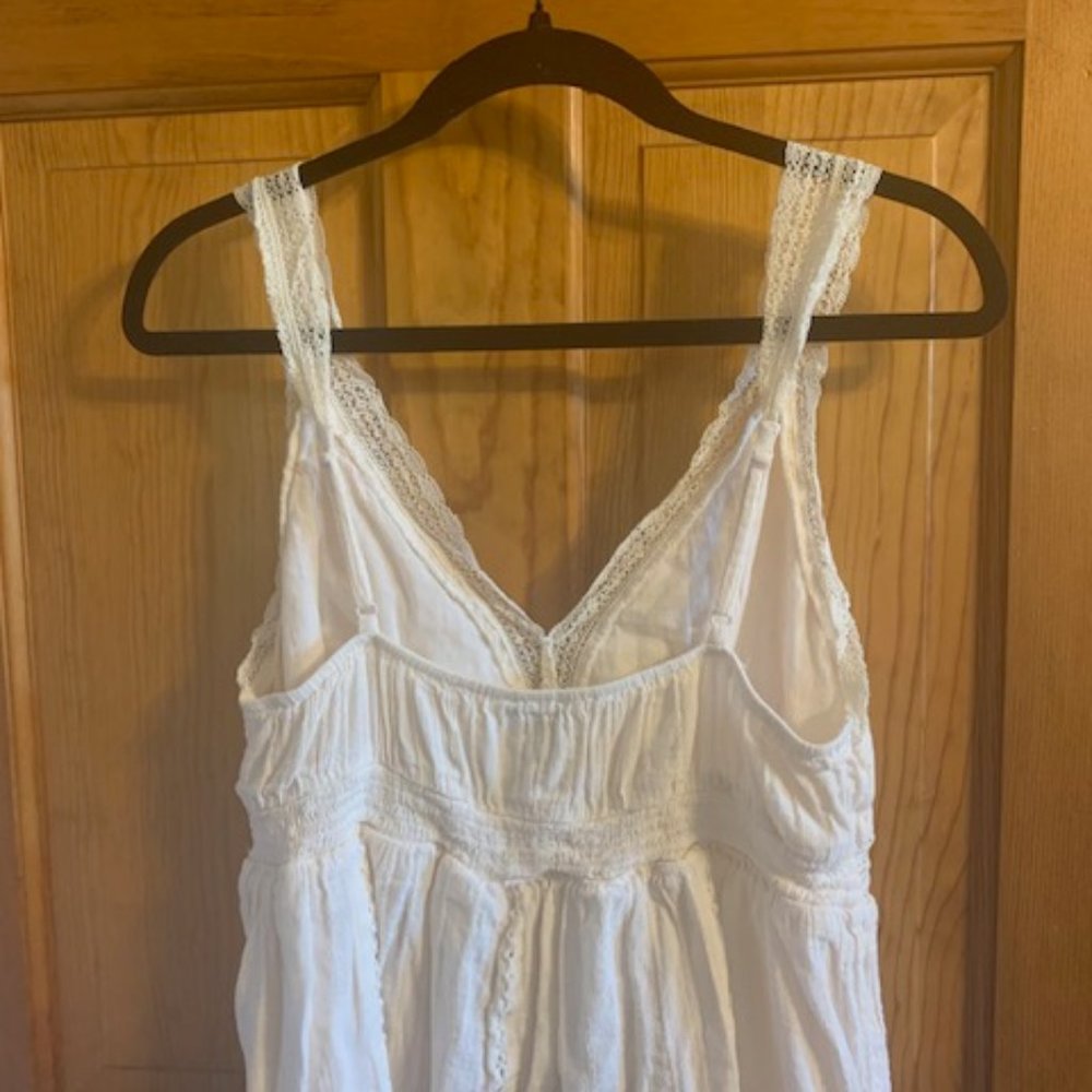 Lace Trim Flowy Tanktop - Picture 2 of 3